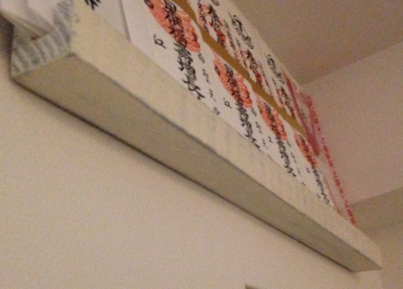 壁掛け式の棚を神棚にしてつかっている写真