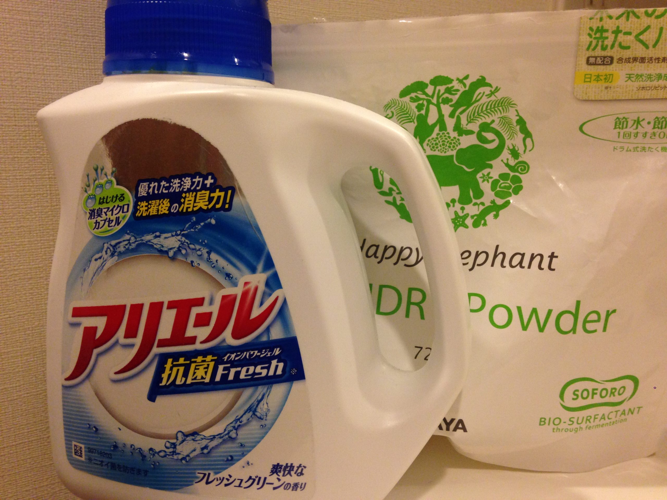 粉末洗剤と液体洗剤の画像