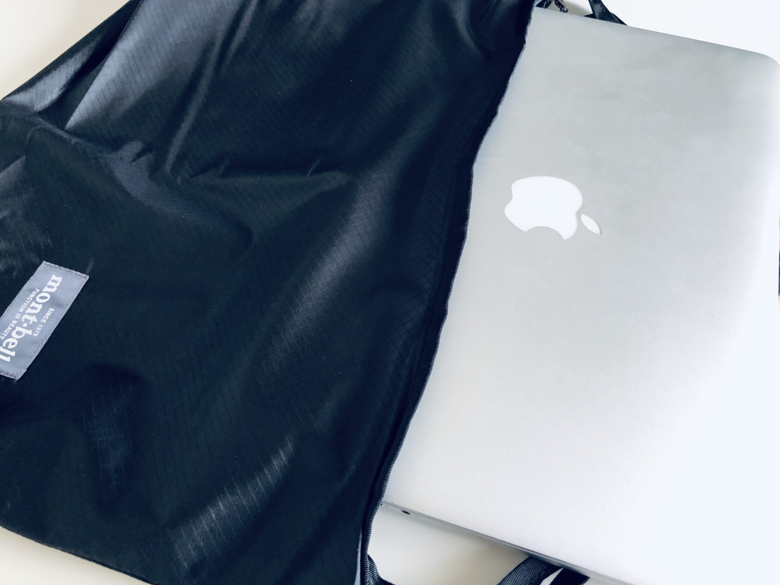 U.L.MONO ショルダーにMacBook Proを入れた画像